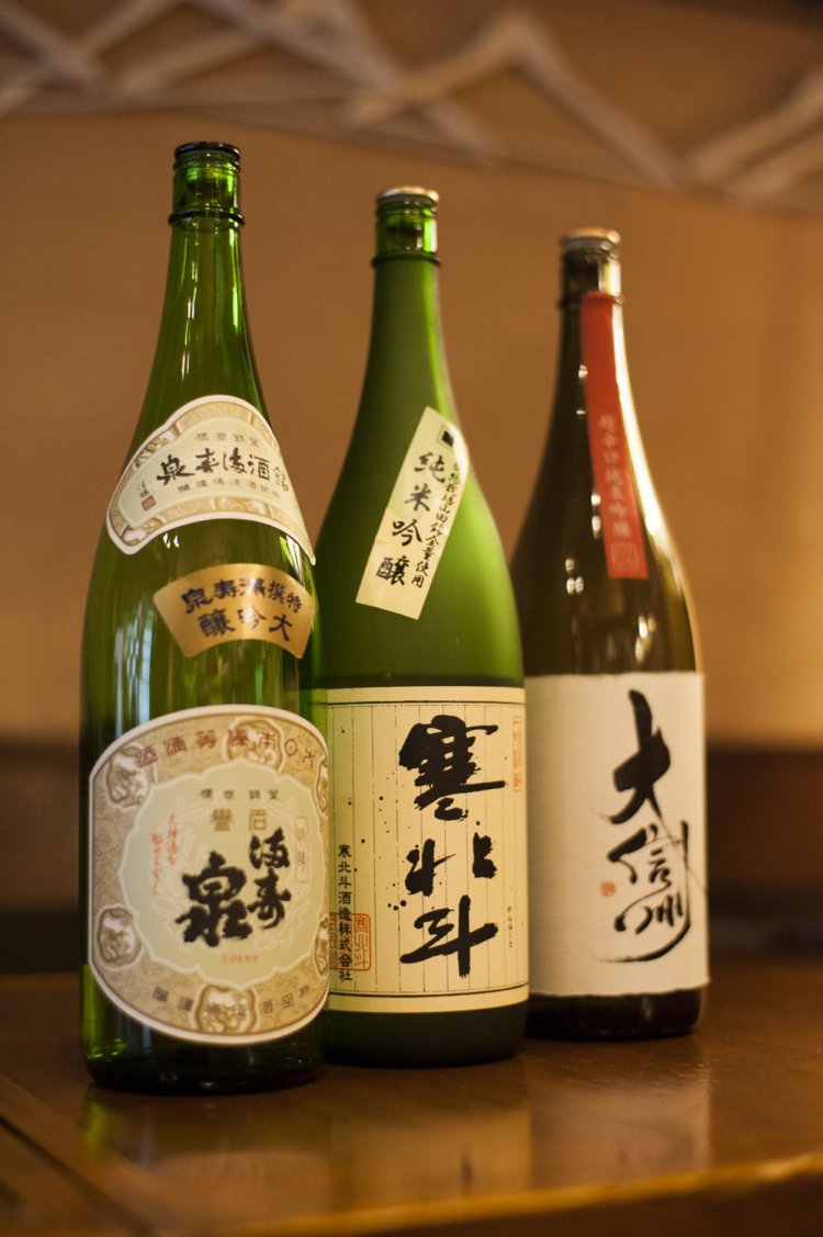 日本酒はさまざまな銘柄を取り揃えております。