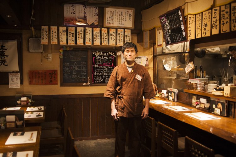 店主の石田洋司さん。「自慢の魚をぜひ食べて」。