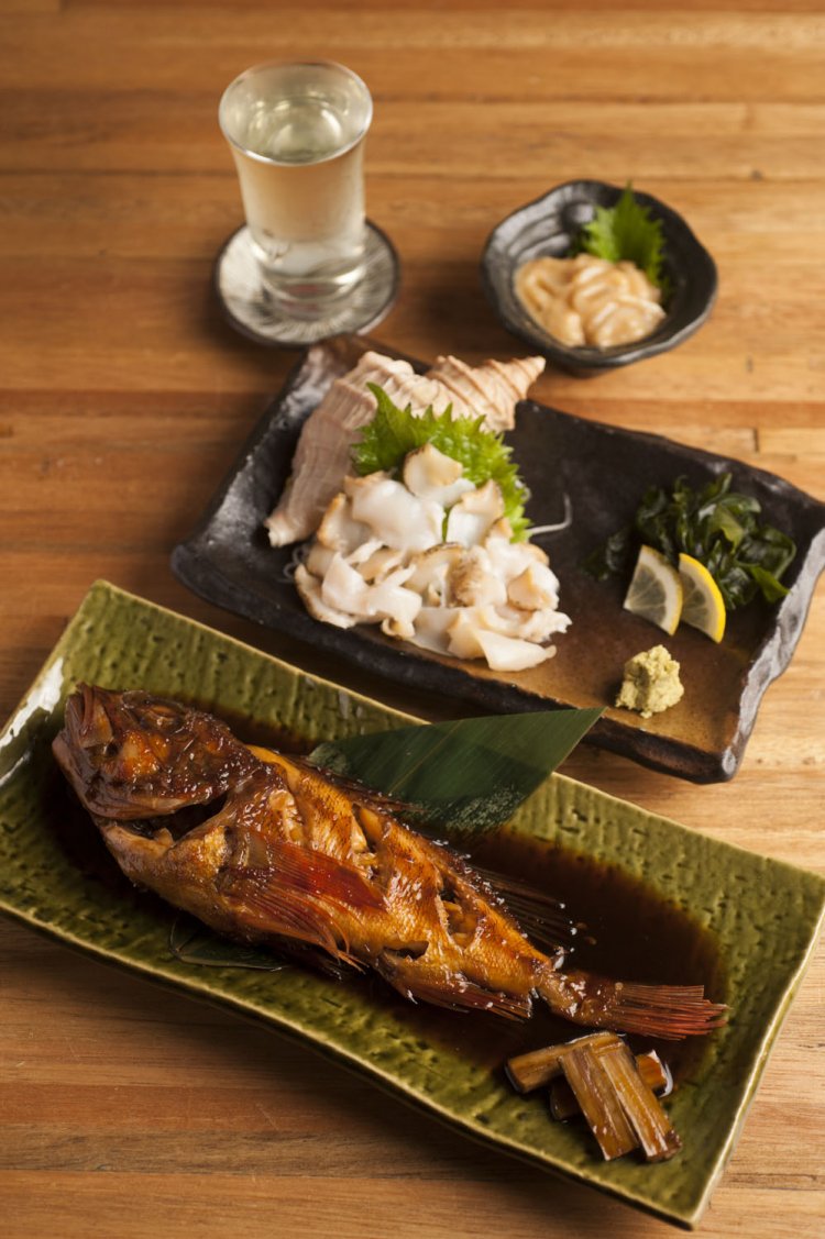 甘辛いかさご煮付け、新鮮な活真ツブ貝刺身。自家製塩辛は酒が恐ろしいほど進む。料理は日替わり。