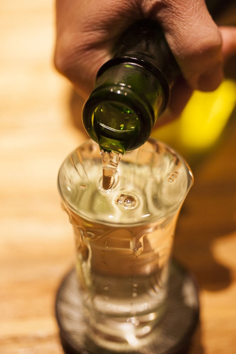 並々注がれる日本酒。