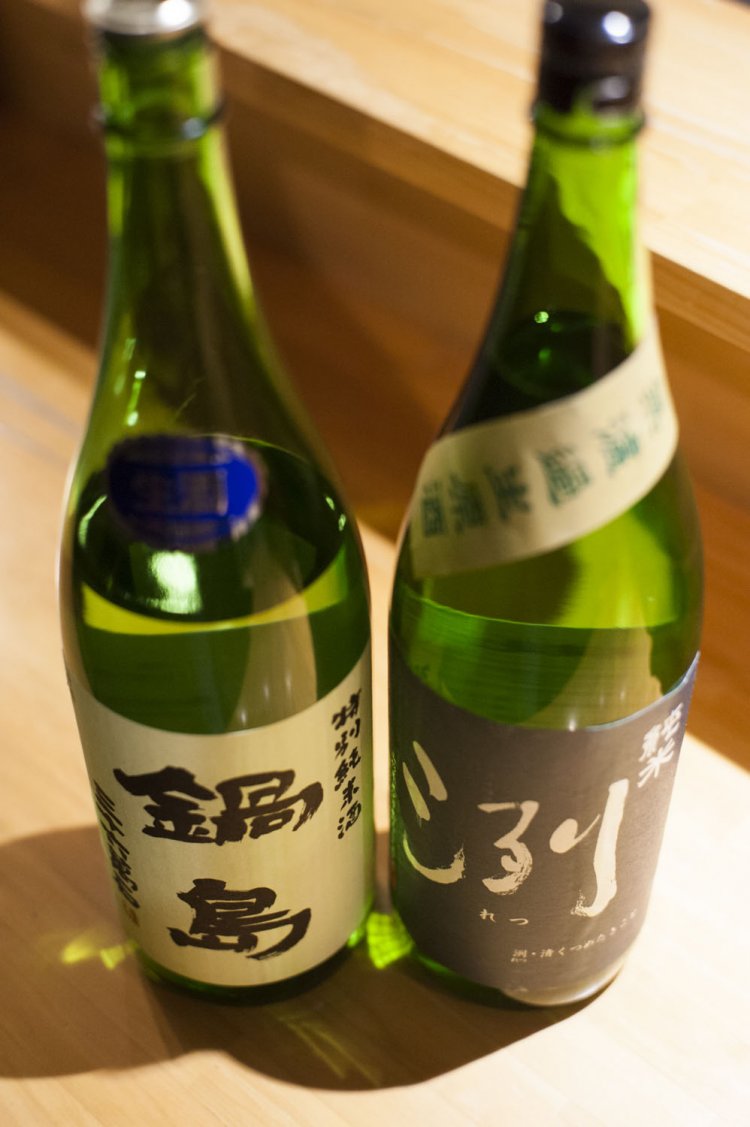 「鍋島」特別純米生酒800円、「洌」純米無濾過生原酒700円。