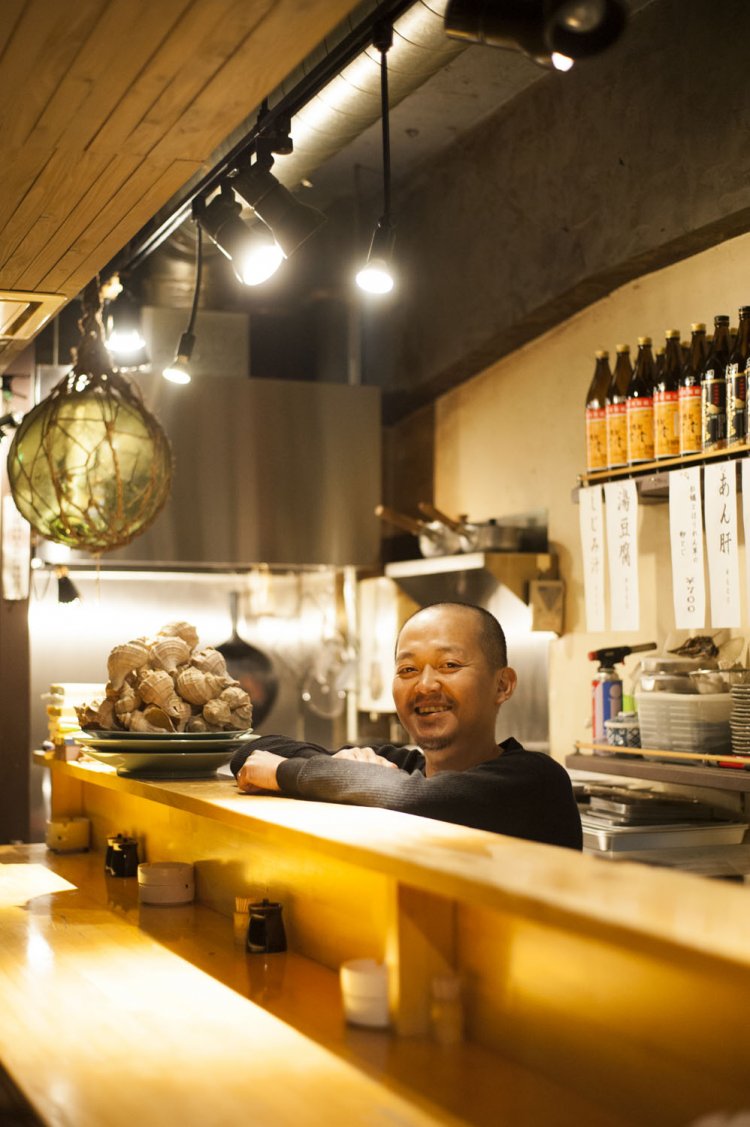 日本酒を愛する店主の林原正明さん。「旨い日本酒揃ってるよ」。