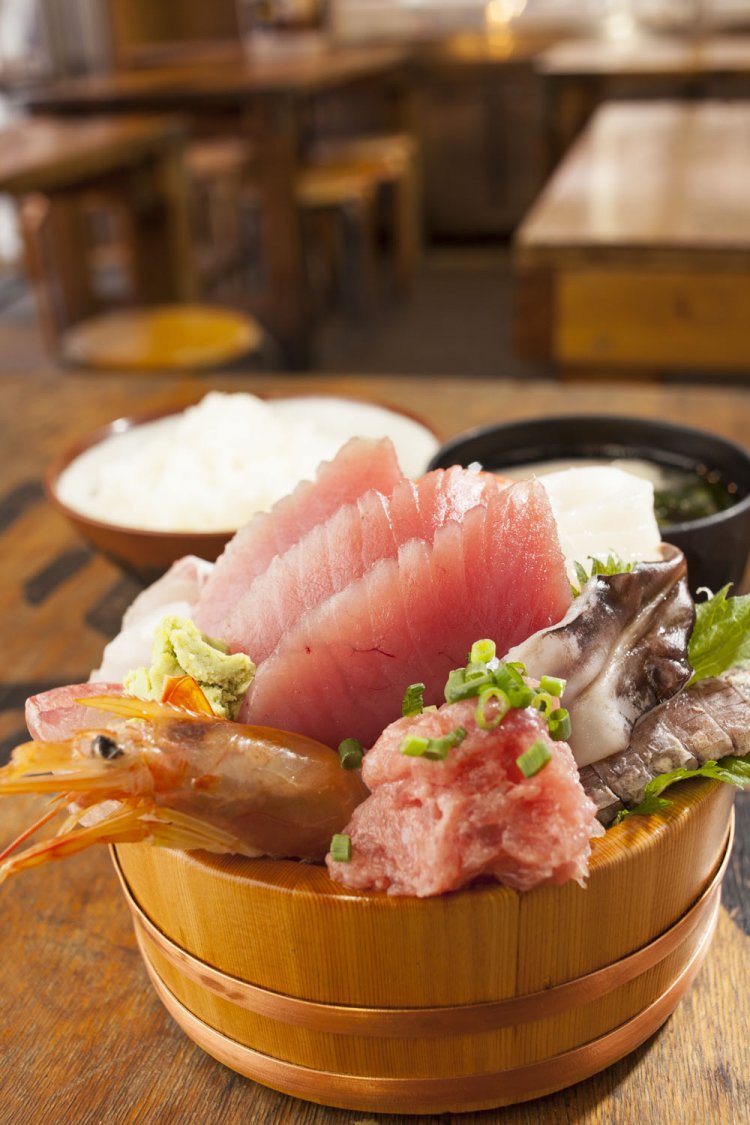 タカマル定食は、刺し身の桶盛りにごはん、あら汁が付いて1382円。ランチタイムは1080円で、ごはんとあら汁がおかわり無料に。