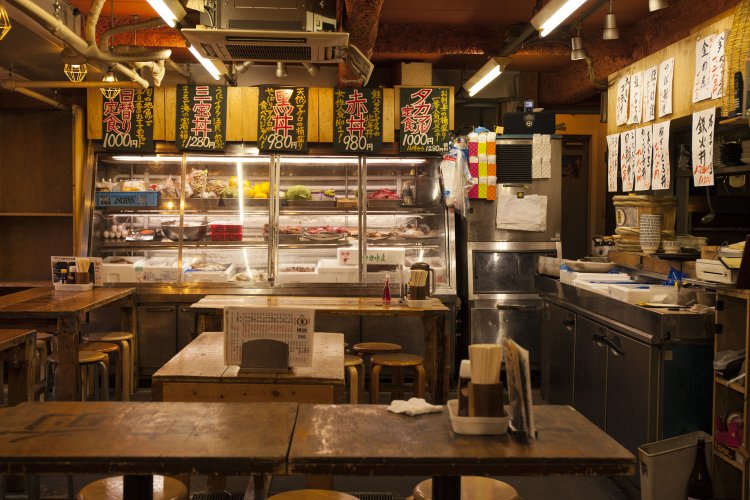 ショーケースには、その日の朝に仕入れた魚介が並ぶ。刺し身、柵、弁当などすべて持ち帰り可。