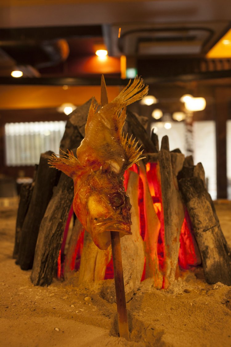 炉端台に近いカウンターが特等席。