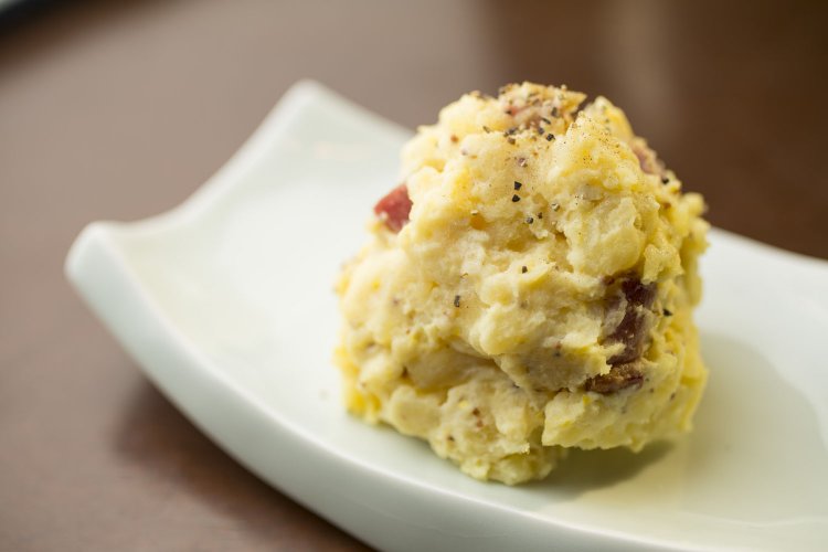 焼き上がりを待つ間、燻製ポテトサラダ700円をつまみながら日本酒1合1000円～をちびちびやるのが定番。