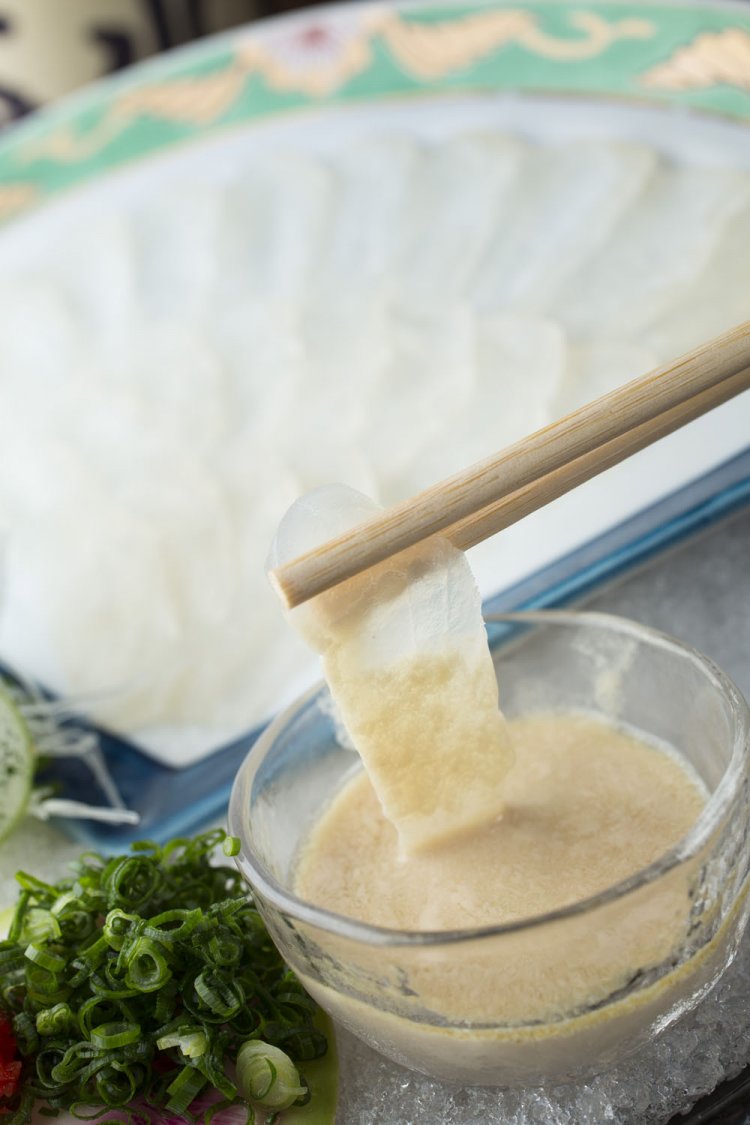 活〆皮はぎ薄造り1680～2300円時価。