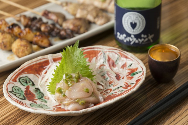 とりわさ650円は、刻みわさびが爽やか！　東京では珍しい出雲誉650円が合う。