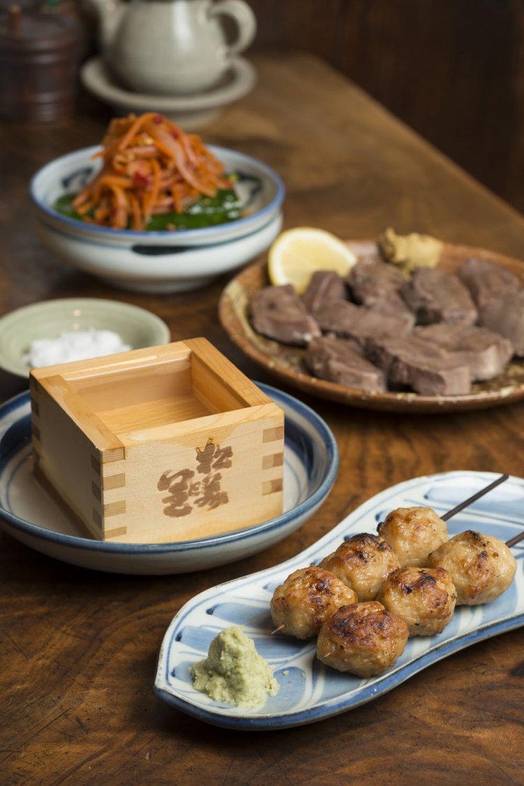 ワサビがちょこんとのせたつくねをタル酒660円で。分厚いたんの塩焼き1人前880円も人気。