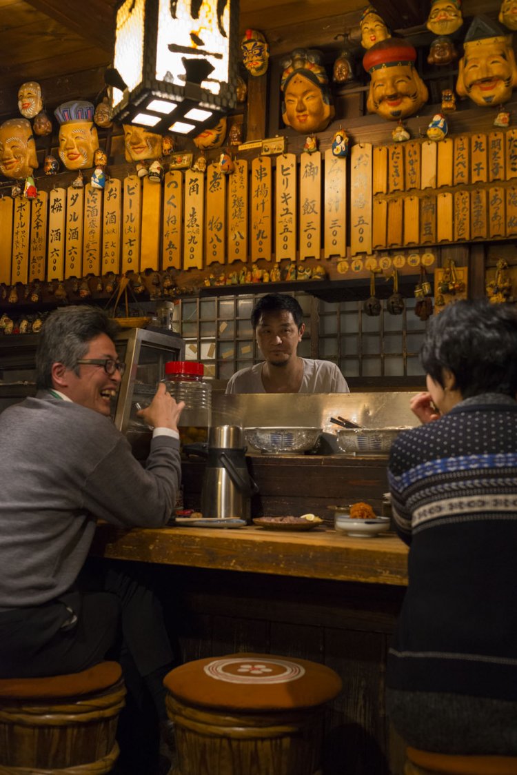 映画のセットのような居酒屋風情に満ちたこぢんまりした店内。