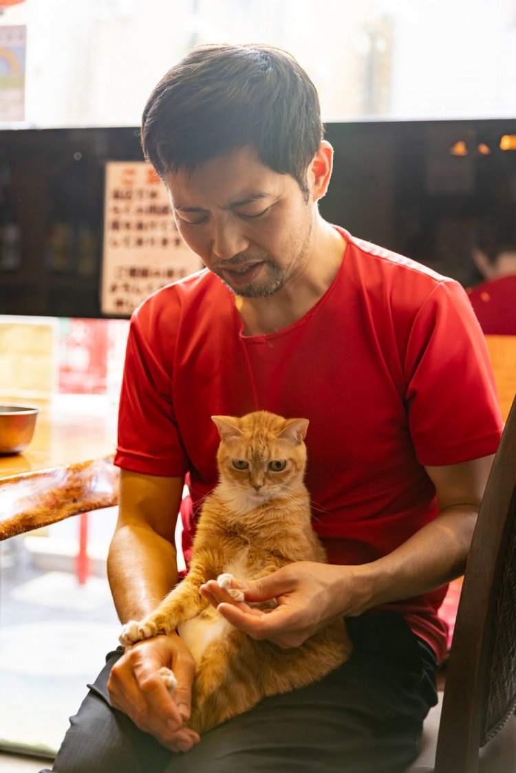 中村さんの膝にちょこんと座るトムくん。かわいいですね。