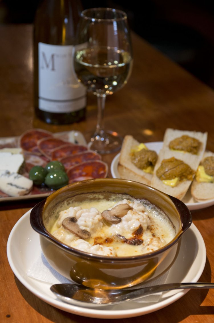 白子とマッシュルームのゴルゴンゾーラソース焼き968円、生うにと黒トリュフの焼きたてカナッペ1078円など。ワインはグラス825円～。