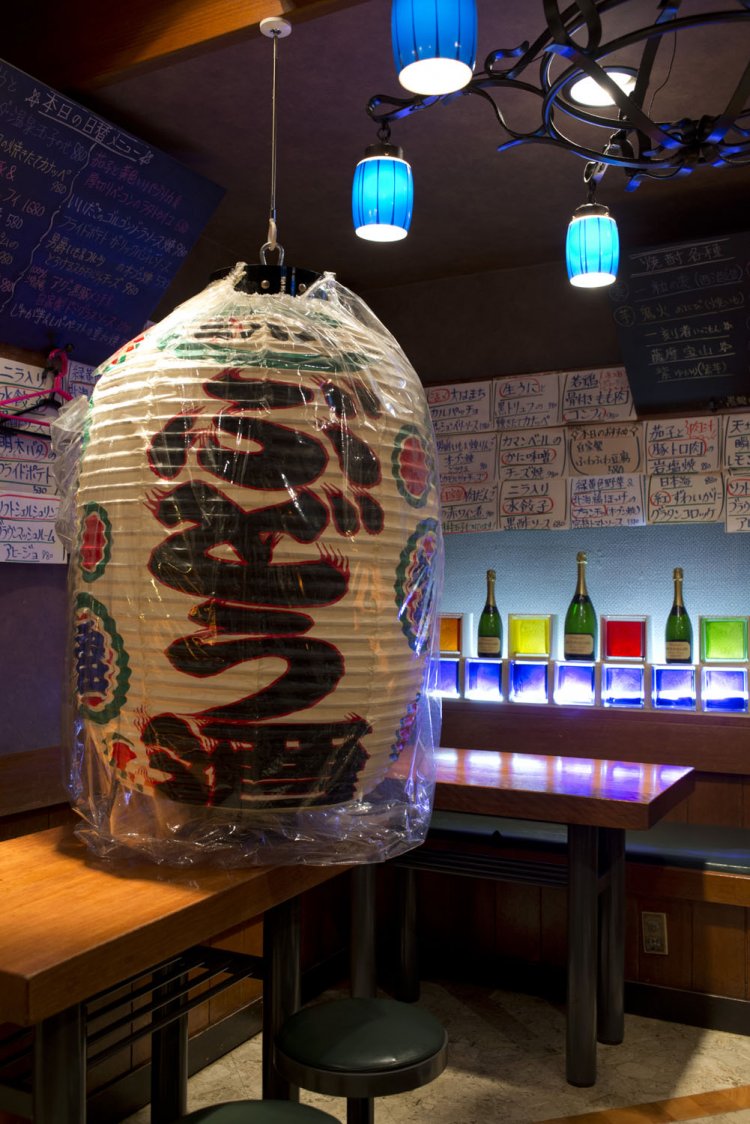 店先に下がる提灯は浅草の職人による手作り。