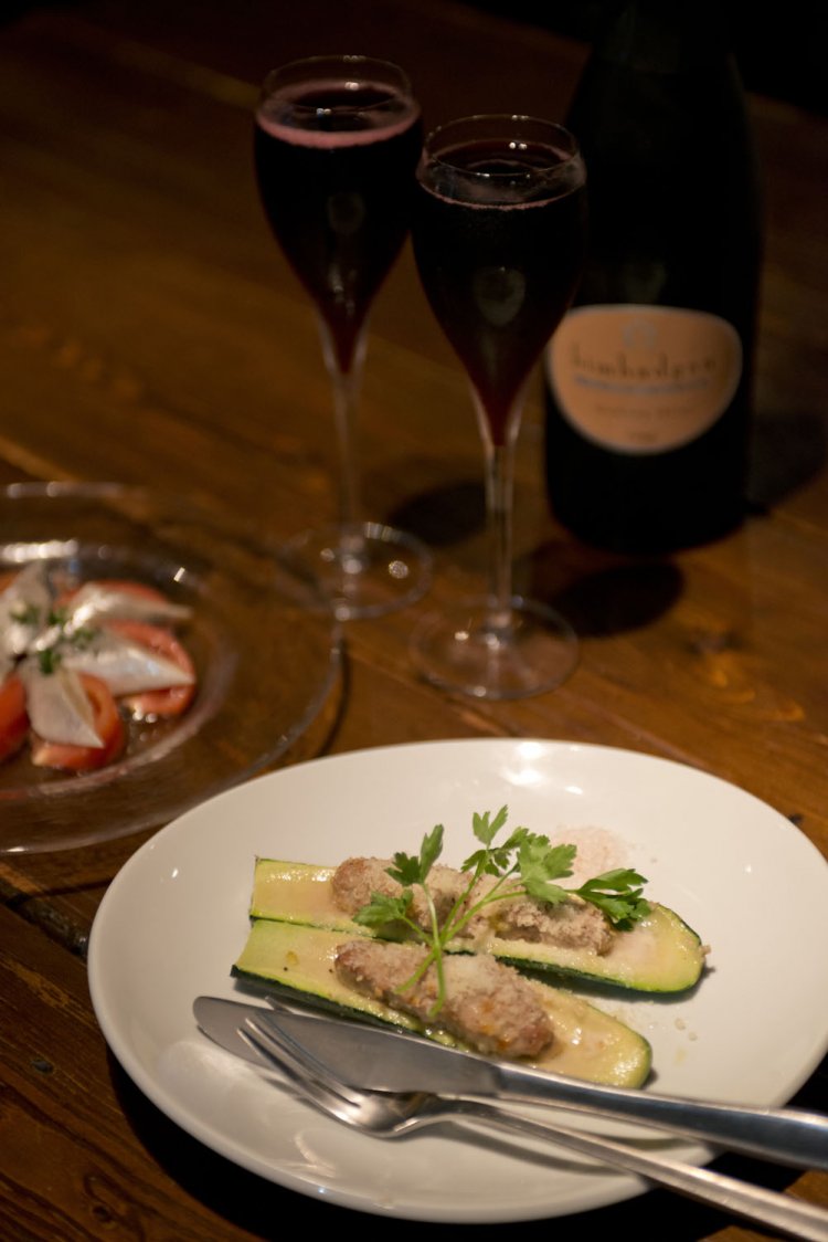 10種類以上揃うグラスワインは390円～。赤のスパークリングが人気。