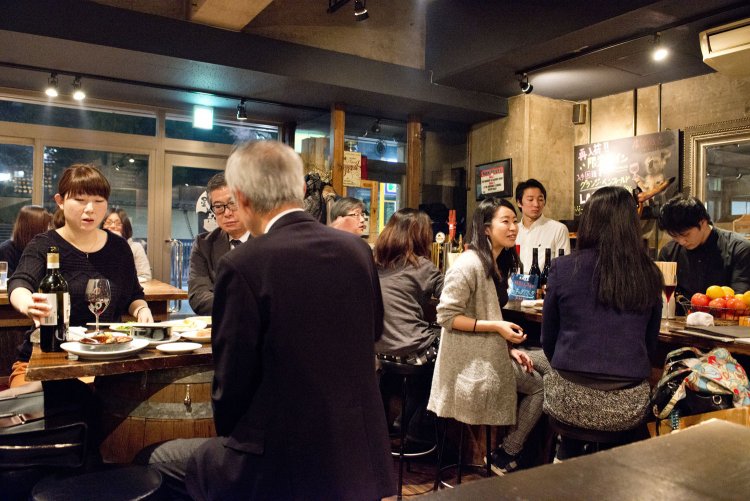 ガラス張りで開放感のある店内。