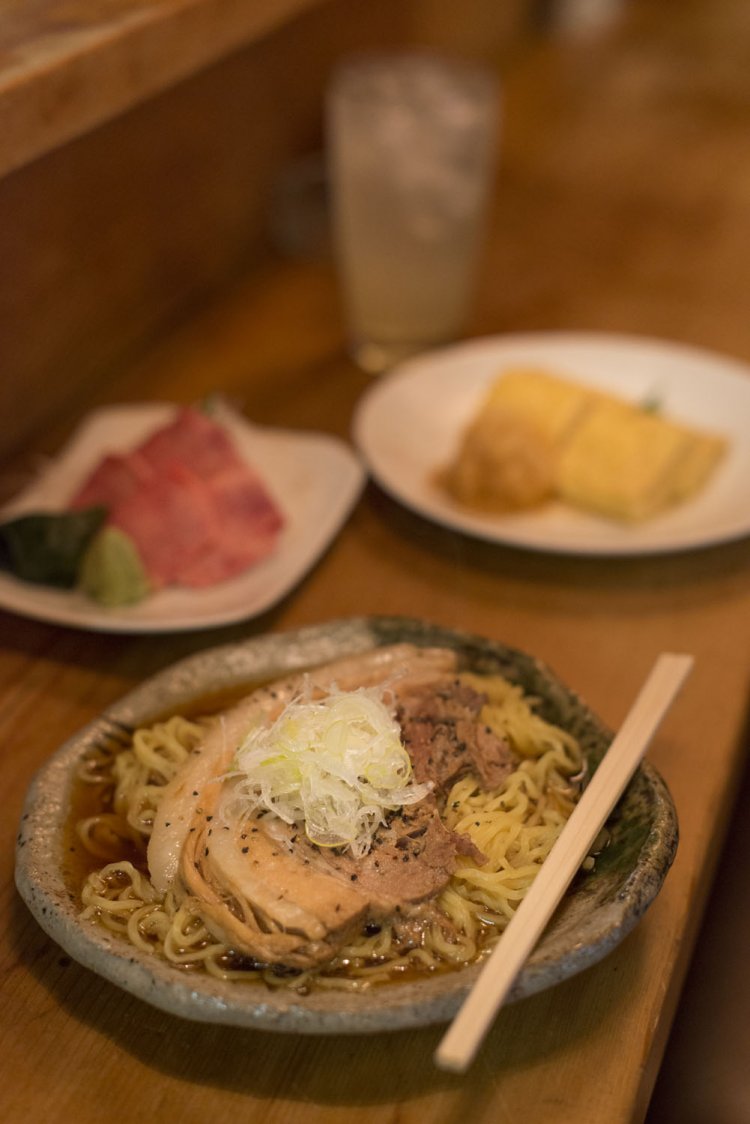 自家製チャーシュー（ラーメン添え）は煮汁がスープ。だし巻きたまご、牛タン刺し身各450円。