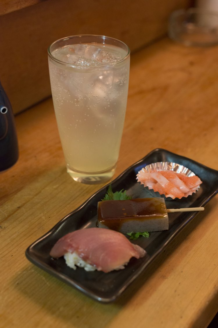 「間がもつと思ってさ」と出す3点盛りがお通し。寿司や田楽など、小躍りしたくなるラインナップだ。