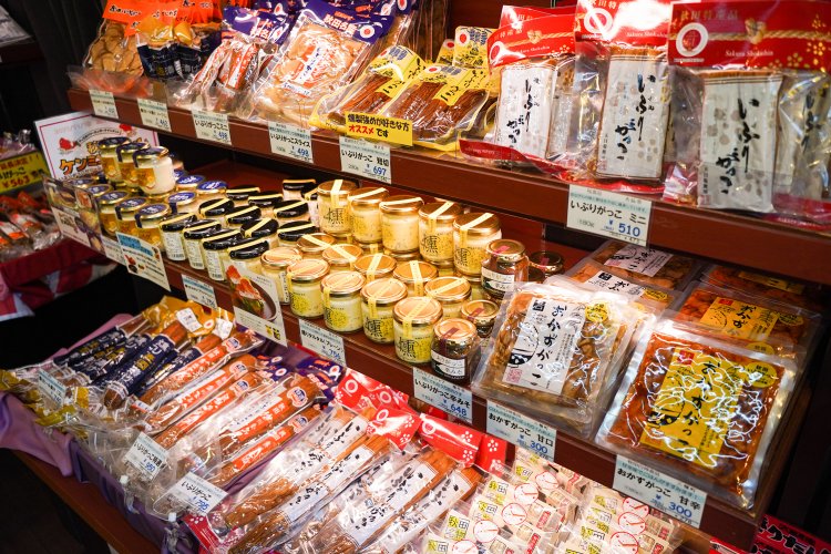 きりたんぽのお隣には、いぶりがっこがぎっしり並んでいる！さすが、囲炉裏ワンダーランドだ。