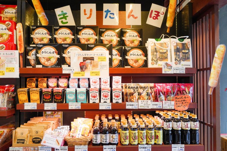 そんな尾形さんの後ろに構えるのは、きりたんぽコーナー。