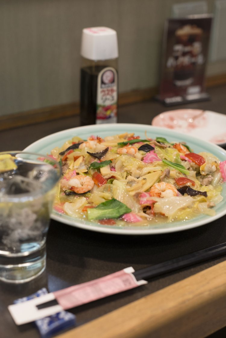 皿うどん1980円が食べきれない場合は持ち帰りも可。