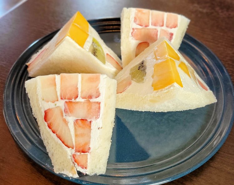 フルーツサンド（2カット） 900円。珈琲日記のいちごサンド（2カット） 1100円。