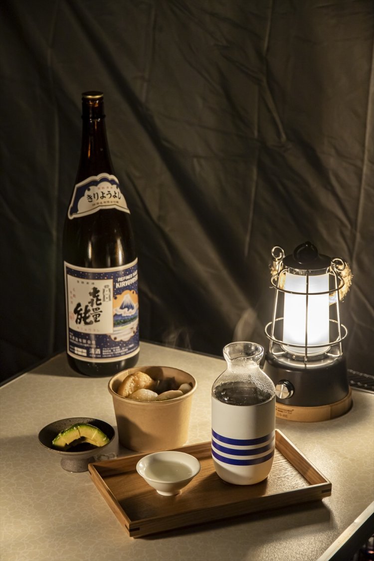 都会の喧騒を忘れるひととき。ほのかな明かりにも癒やされる。日本酒各種（半合）は500円～。おでん盛り合わせ700円、アボカドの粕漬け400円。