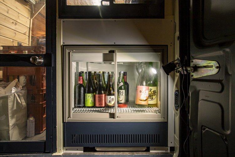 車の後ろに積んだ冷蔵庫にはその日の酒のラインナップが。