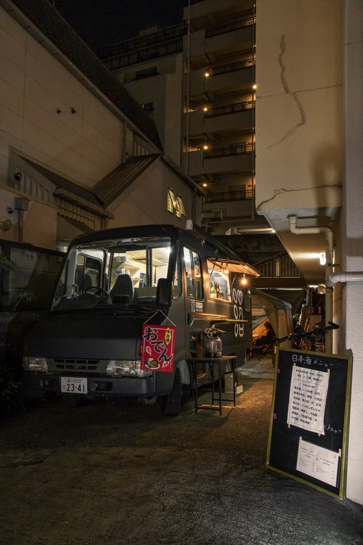 隠れ家感満載な路地だが、「おでん」の文字に吸い込まれる人多数！