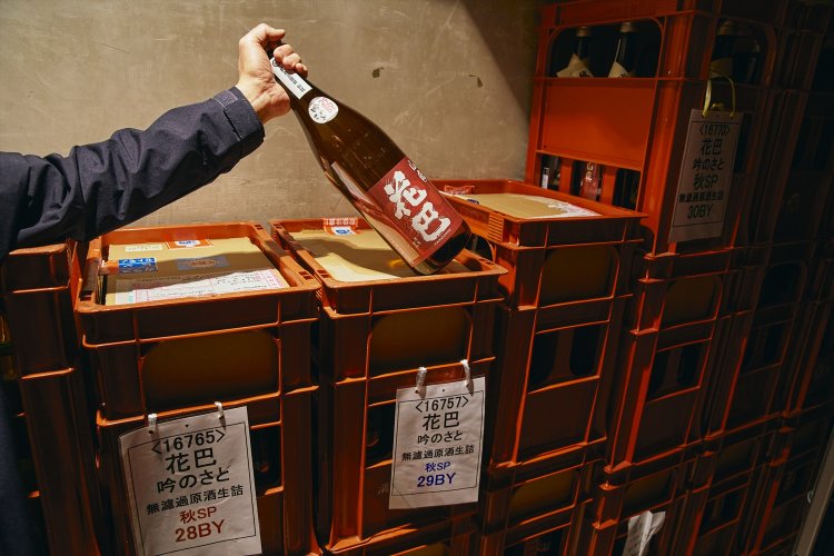 地下貯蔵庫（15℃）では、奈良県の「花巴（はなともえ）」山廃純米のオリジナル品を自家熟成中。