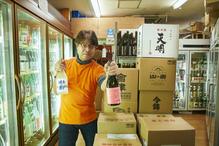500人を超えるメンバーを擁する日本酒会の運営や、銘酒居酒屋での修業を経て開店した児玉さん。福岡県の「山の壽（やまのことぶき）」と共に。「人の目を気にして生きるなんて、くだらないことさ！」