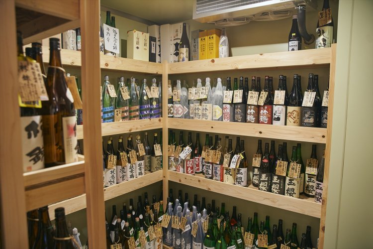 木の香りがする日本酒セラー。