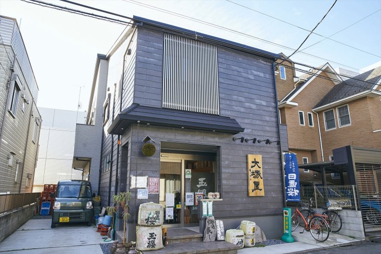 2020年に現在の場所に移転。一見民家だが、地下貯蔵庫やバーカウンターも完備。