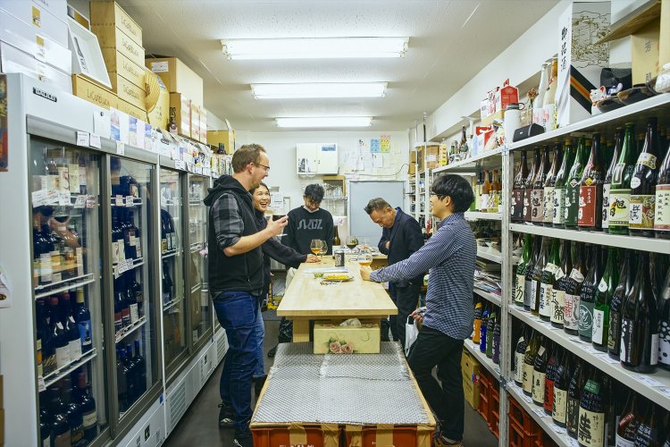 あくまで酒を知り、買ってもらう事が目的なので、角打ちではなく有料試飲。