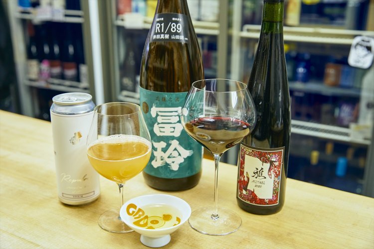 ビール、ワイン、燗酒のトリオ。店名の「Cali」は、「三毛猫（Calico Cat）」にちなんでいる。「サヴァ」などグラスも一級品。割ったら罰金なのでご注意を。