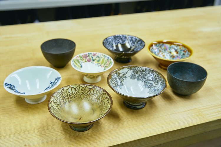 作家ものの酒器も揃う。お気に入りを選んで燗酒を試してみて。