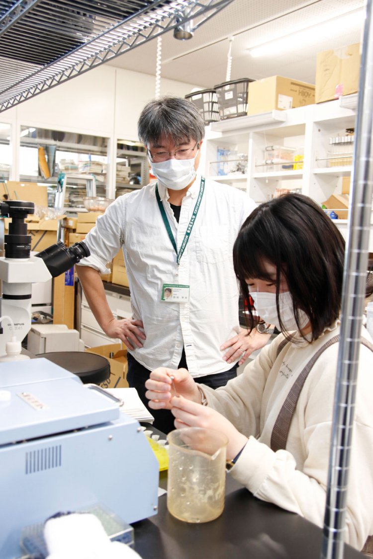 「お酒の仕事に就く人は一部ですが、研究で得たものが社会に活かされます」。取材時は卒業研究の追い込み時期、お邪魔しました！