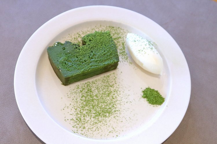 なめらかさに惚れ惚れしてしまう、濃厚抹茶テリーヌ450円。