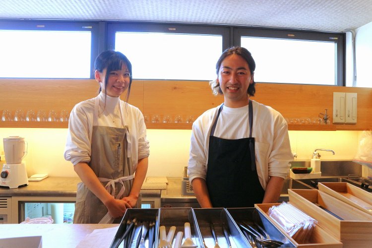 店主の堀さん（写真右）とスタッフさん。温かみのある接客が心をほっと解きほぐしてくれる。