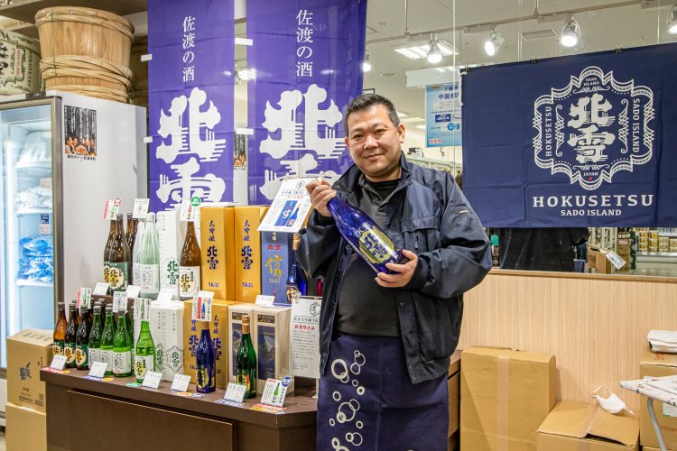 金・土・日は蔵元が店頭に立って無料試飲を開催。新酒・限定酒を味見してみて。