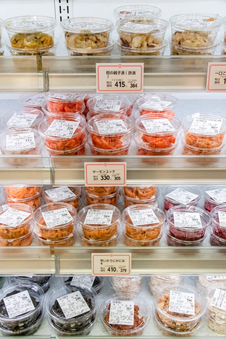 総菜コーナーは、晩酌のお供用に必見。越後でおなじみの珍味がオンパレード。村上の塩引き鮭、自社製の真イカ一夜干しも要チェック。