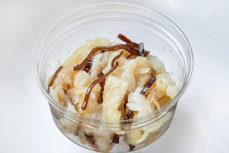 ショウガを効かせた甘酸の肴は柏崎市の名物珍味。鱈の親子漬（酢漬） 100g 415円。