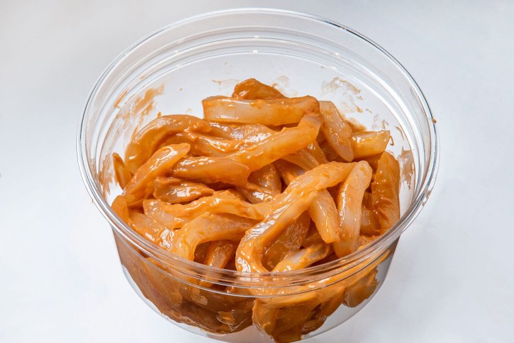 これぞ、珍味競演の極み。酒で甘みが花開く。甲いかうにかにみそ 100g 410円。