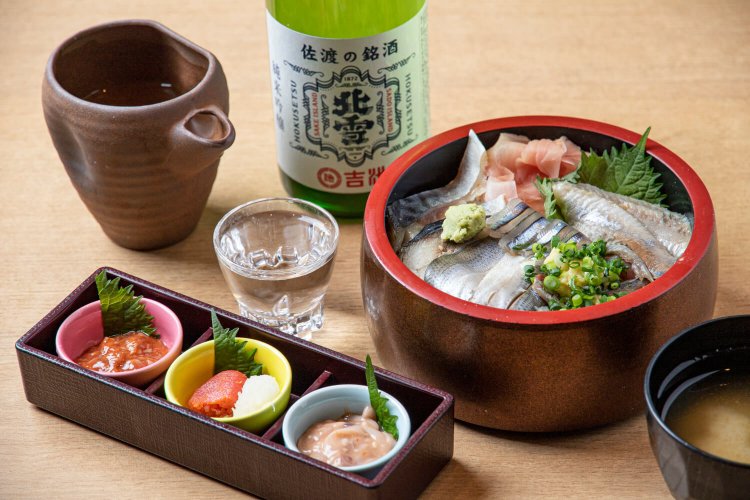 手前から、かんずり3点盛り（塩辛･明太子･酒盗） 750円、「北雪」純米吟醸 吉池オリジナル 1合860円。5種の青魚丼 1200円も。