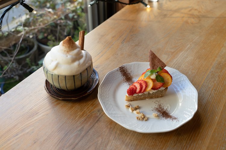 もこもこしたヴィジュアルに心惹かれるビターマサラチャイ500円と色鮮やかなフレッシュフルーツタルト450円。