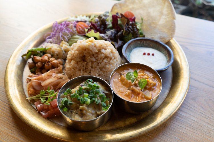 ヴィーガン ミールス1380円。野菜のココナツカレーと焼き芋とキノコのカレーがメイン。