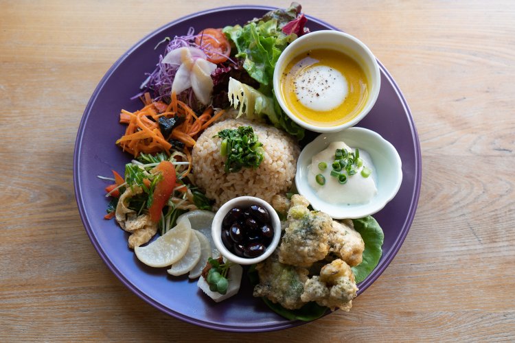 ベジ＆グレイン デリ プレート1250円。自家製の豆腐やかぼちゃのスープのほか、ブロッコリーのスパイス揚げなどボリュームも。