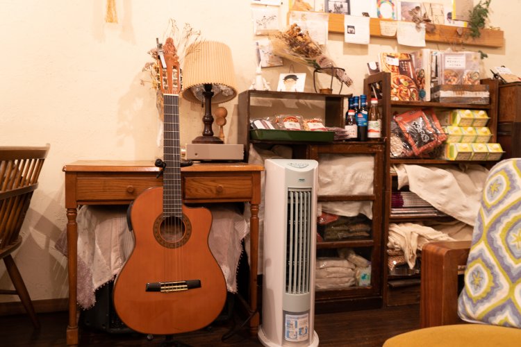 音楽好きな伴さんが家族と共有するギターも店内に。