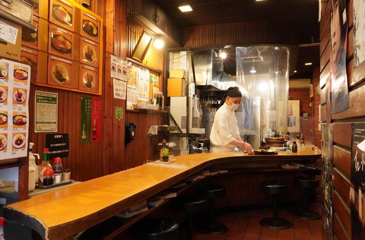 使い込まれ、飴色になった店内。壁に掛かる黒電話は現役。