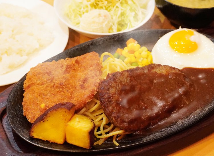 野菜もたっぷり。サービスセットにはミニサラダも付くので、バランスがよくお腹も満足。