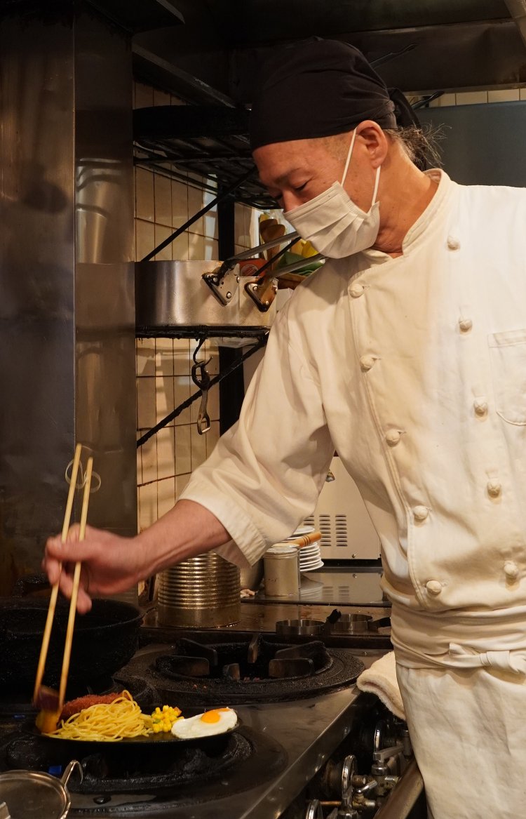 焼きの加減などに気を配りながら、手際よく調理する仁さん。